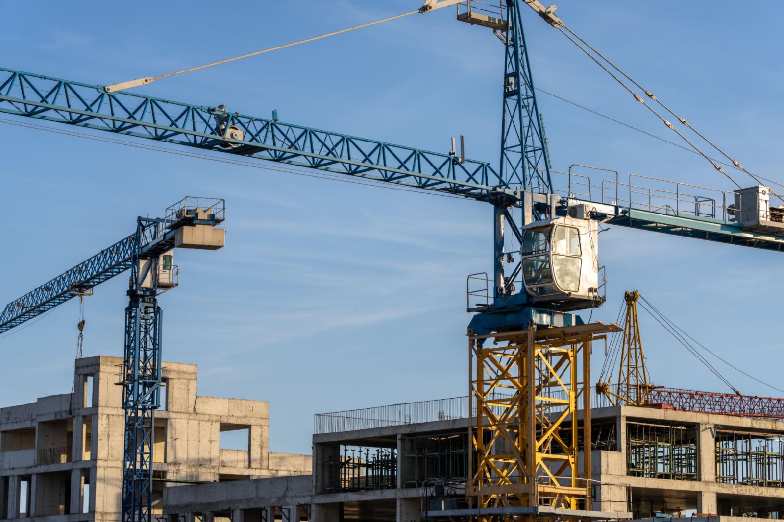Heavy construction crane